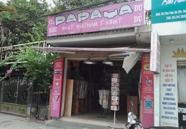 ポップなデザインのTシャツ屋