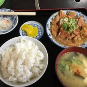 郊外にある地元の人で賑わう馬モツ煮込み食堂