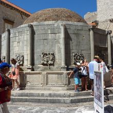 16面の顔の口から水が出ています