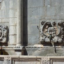 水の噴き出し口の顔が面白いです