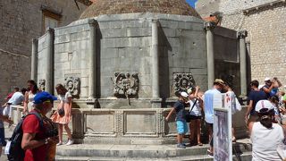 ピレ門を入ってすぐある16面の水飲み場