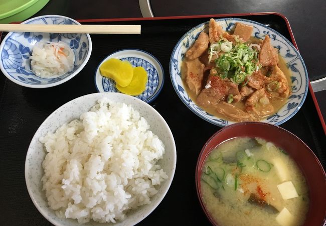 郊外にある地元の人で賑わう馬モツ煮込み食堂