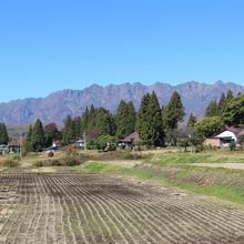 行く途中に見えた、屏風のような戸隠の山々