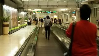 国際線のハブ空港　広い空港は移動が大変
