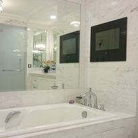 大理石がゴージャスなバスルーム