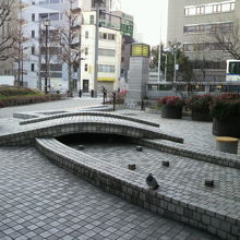 楓川弾正橋公園の枯山水を模した川です。石を利用しています。