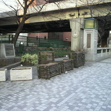 弾正橋の西側の楓川弾正橋公園の様子です。石碑が置かれています