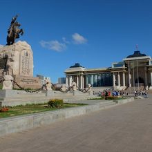 広場中央のスフバートル像と、広場北側の政府宮殿