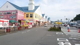 カラフルな建物の道の駅