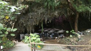 ツアー開始までのおくつろぎタイムはこちらで　ガンガラーの谷にあるケイブカフェ
