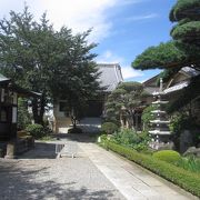 長龍寺、崇泰院と続きその先にあるのがこちらの松応寺で曹洞宗の寺院です