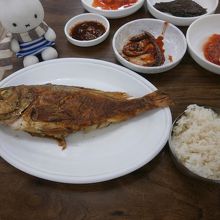 メインの焼き魚が来ました