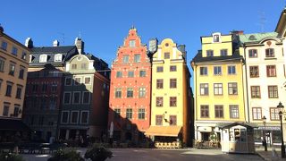 ガムラスタンの大広場はあまり広くないですが可愛い建物に囲まれています