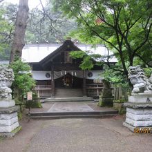 重厚な神社 