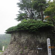 神社横にある大きな謙信公像