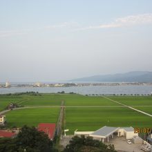 ホテルの部屋から見る加茂湖