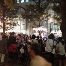 今風の盆踊りをしていました．