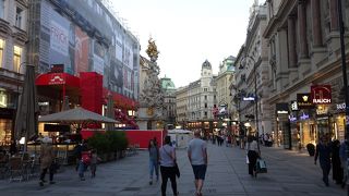 大通りの真ん中にあります