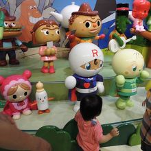 登場キャラクターの人形がいっぱい