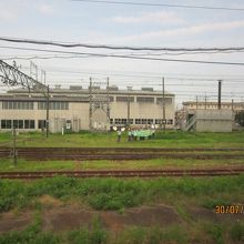 沿線では住民が旗を持って手を振ってくれた。