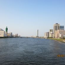 向かいの橋から萬代橋を臨む