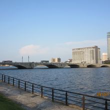 信濃川遊歩道から萬代橋を臨む