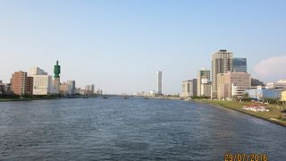 新潟を代表する美しいコンクリートのアーチ橋。