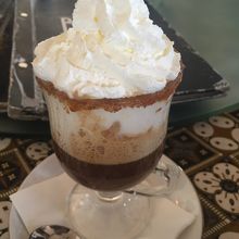 クリームたっぷりでパフェのようなコーヒーカクテル