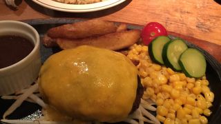 肉汁たっぷりハンバーグ