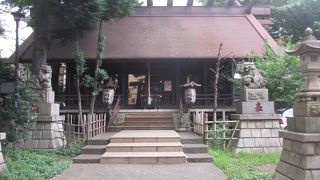 高円寺南口のロータリーの東側すぐの場所にある神社です
