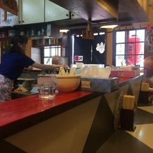 カウンターのみの店内