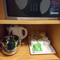 お茶と湯沸しポット、空の冷蔵庫があります
