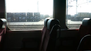 座席の座り心地が良く、本数も混雑もそこそこで快適