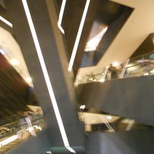 地下の駅からのぼる長いエスカレーターです