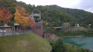カリヨンの塔（幸せの鐘）があります