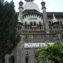 見上げる中央の塔とドーム！