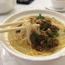 川式担々麺。白い麺でやわらかいよ。