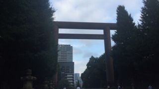靖国神社入り口の巨大な鳥居