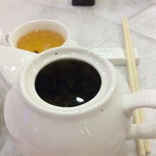 お茶は選べるけれど、有無を言わさずプアール茶が運ばれてくる。
