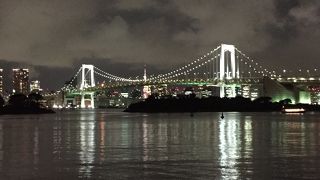 夕暮れから夜にかけて美しい景色が楽しめます。