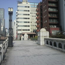 千代橋の歩道の状況です。広い歩道と洒落た街路灯が特徴的です