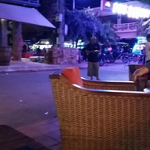 店内から通りを見た風景