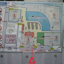 浴恩園跡の標識は、中央市場の正門の東側の壁に付けられています