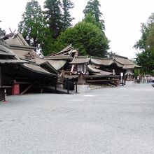 奥に倒壊した拝殿