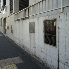浴恩園跡の標識が付けられている壁です。豊洲転出後はどうなるか