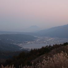 頂上からかろうじて見えた富士山と諏訪湖