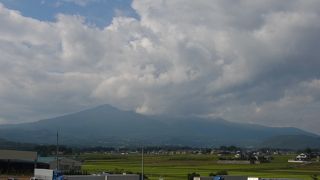 雄大な安達太良山を望む