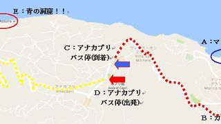 青の洞窟行きのバス停があります。