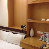 ベットの上で全てを過ごすような狭さです。