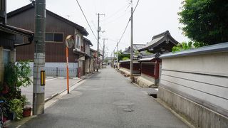 一直線の通り沿いに９つのお寺